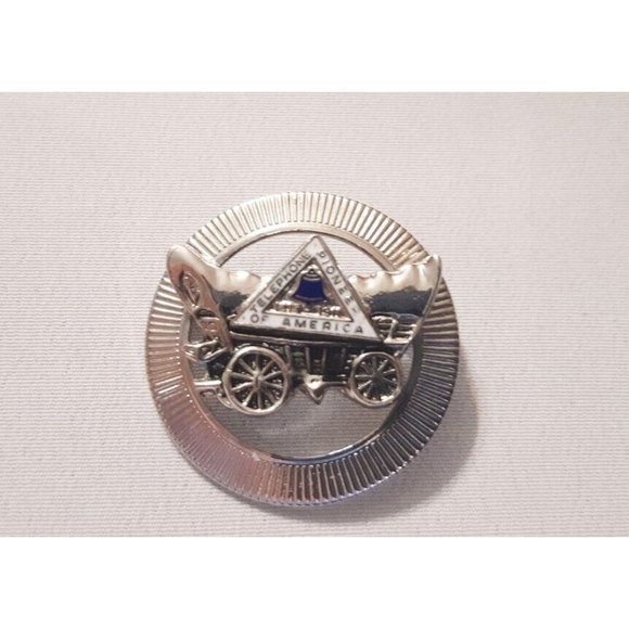 PIONEERS OF AMERICA 1875-1911 GOLD PLATE WAGON VINTAGE BROOCH/PIN 1384 - Picture 2 of 5